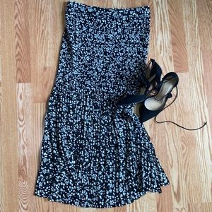 **SOLD**Black & white pleated Skirt